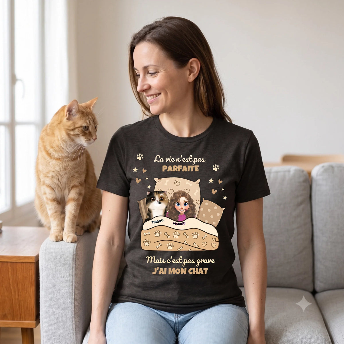 Femme portant un t-shirt personnalisé au portrait de son chat, assise à côté de son chat roux