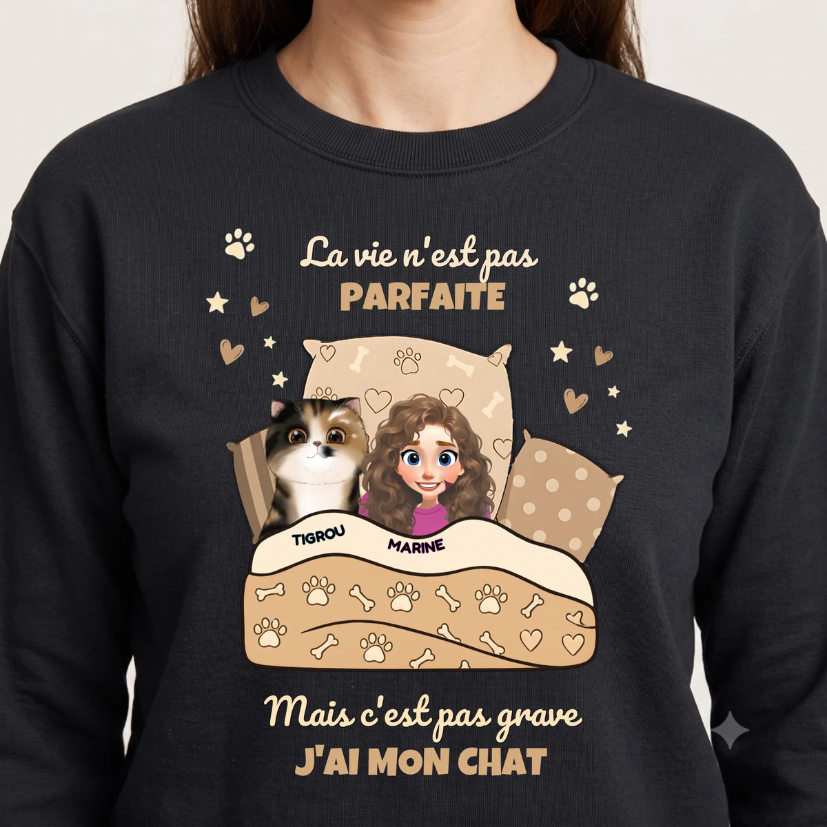Gros plan de l'illustration personnalisée imprimée sur un sweatshirt noir : un chat et sa maîtresse, avec leurs prénoms